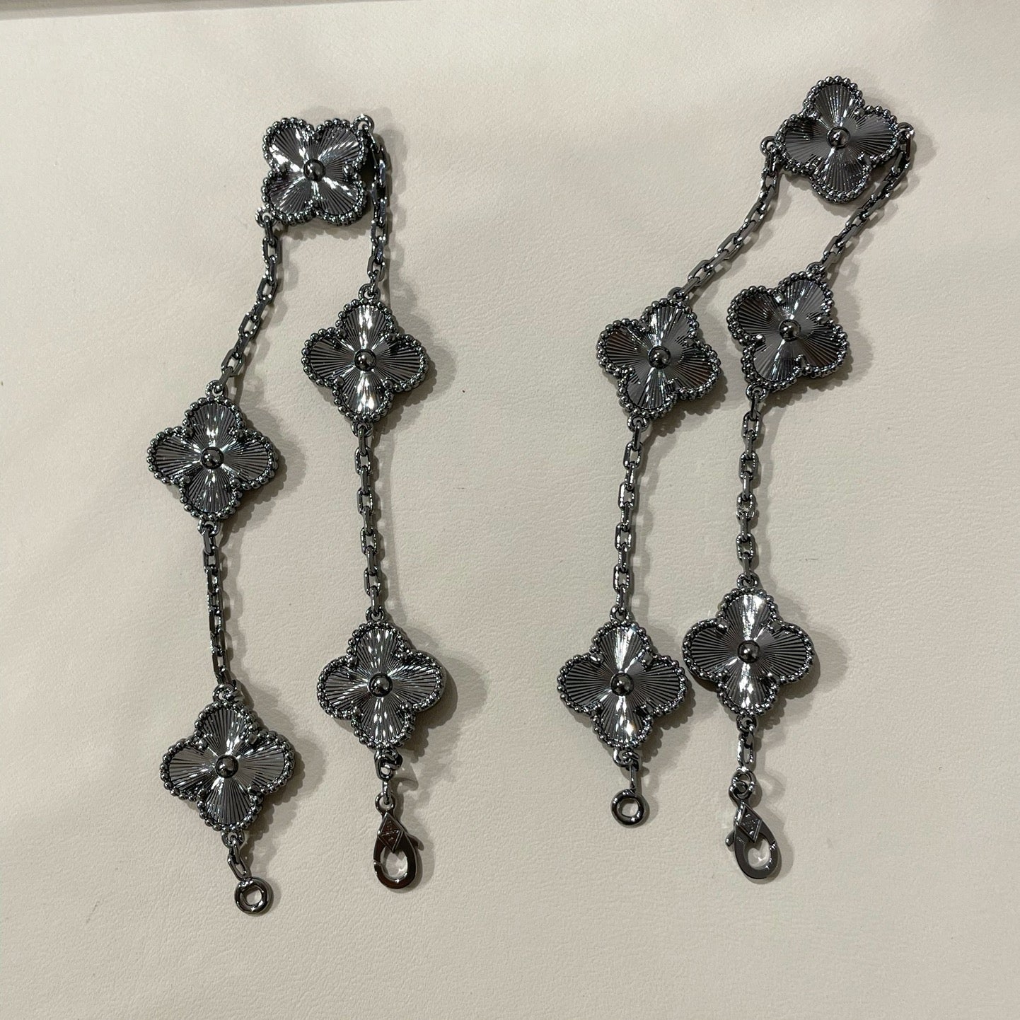 [BLAUE TRÄNEN]KLEEBLATT 5 MOTIV SCHWARZES ARMBAND 