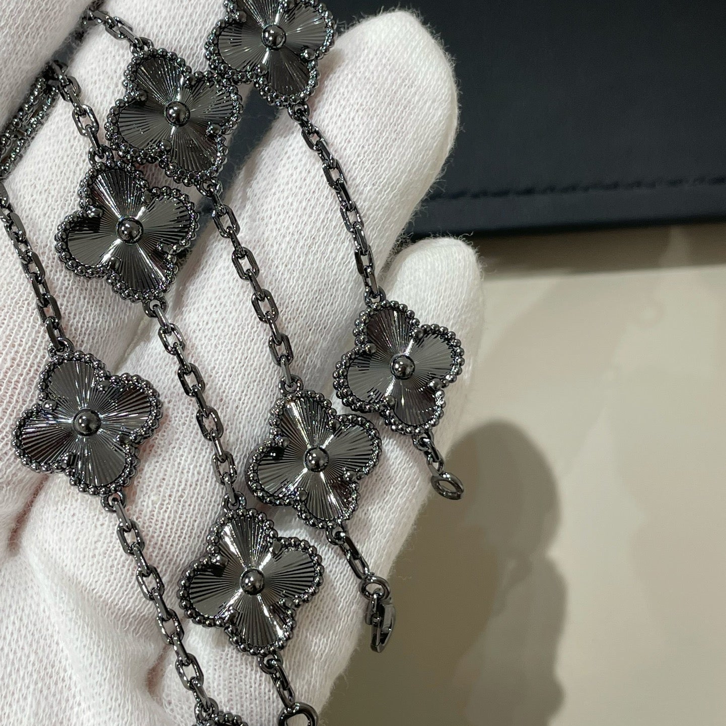 [BLAUE TRÄNEN]KLEEBLATT 5 MOTIV SCHWARZES ARMBAND 
