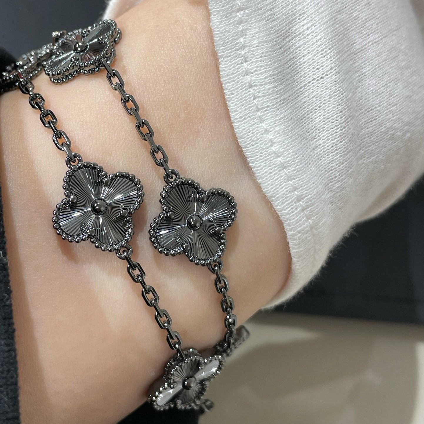 [BLAUE TRÄNEN]KLEEBLATT 5 MOTIV SCHWARZES ARMBAND 