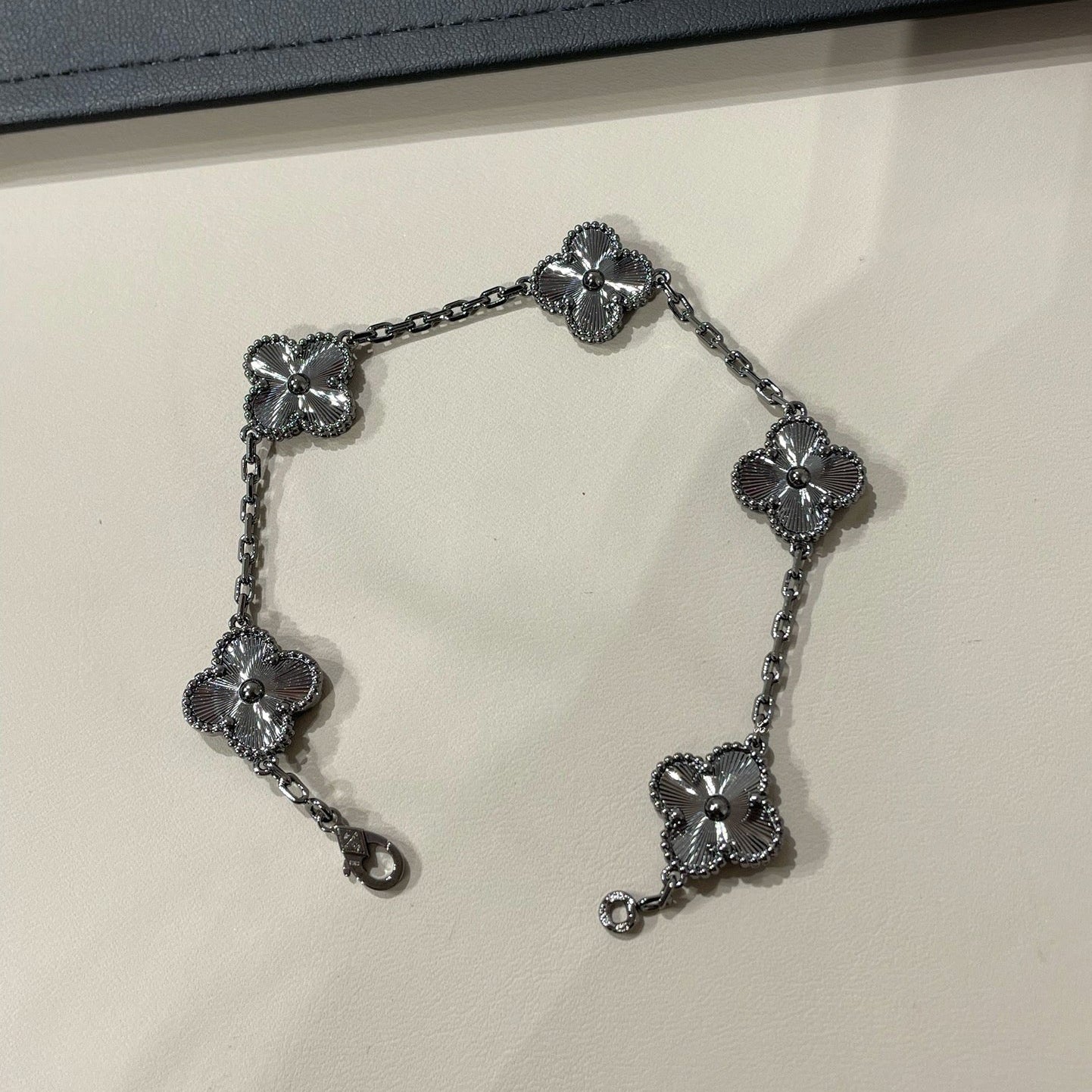 [BLAUE TRÄNEN]KLEEBLATT 5 MOTIV SCHWARZES ARMBAND 