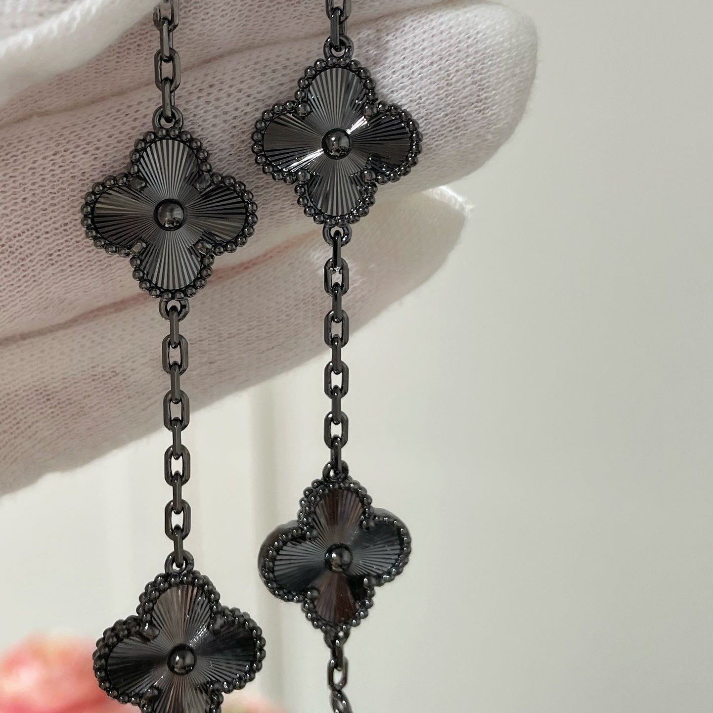 [BLAUE TRÄNEN]KLEEBLATT 5 MOTIV SCHWARZES ARMBAND 