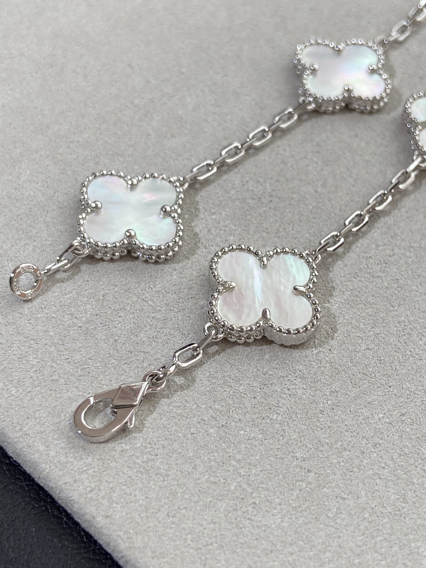 [BLUE TEARS]CLOVER WHITE PEARL MOP 5 MOTIF BRACELET COLLECTION