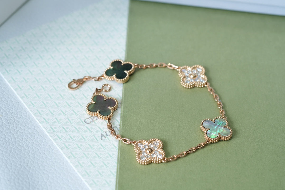 [BLUE TEARS] CLOVER 5 MOTIF GRAY MOP BRACELET COLLECTION