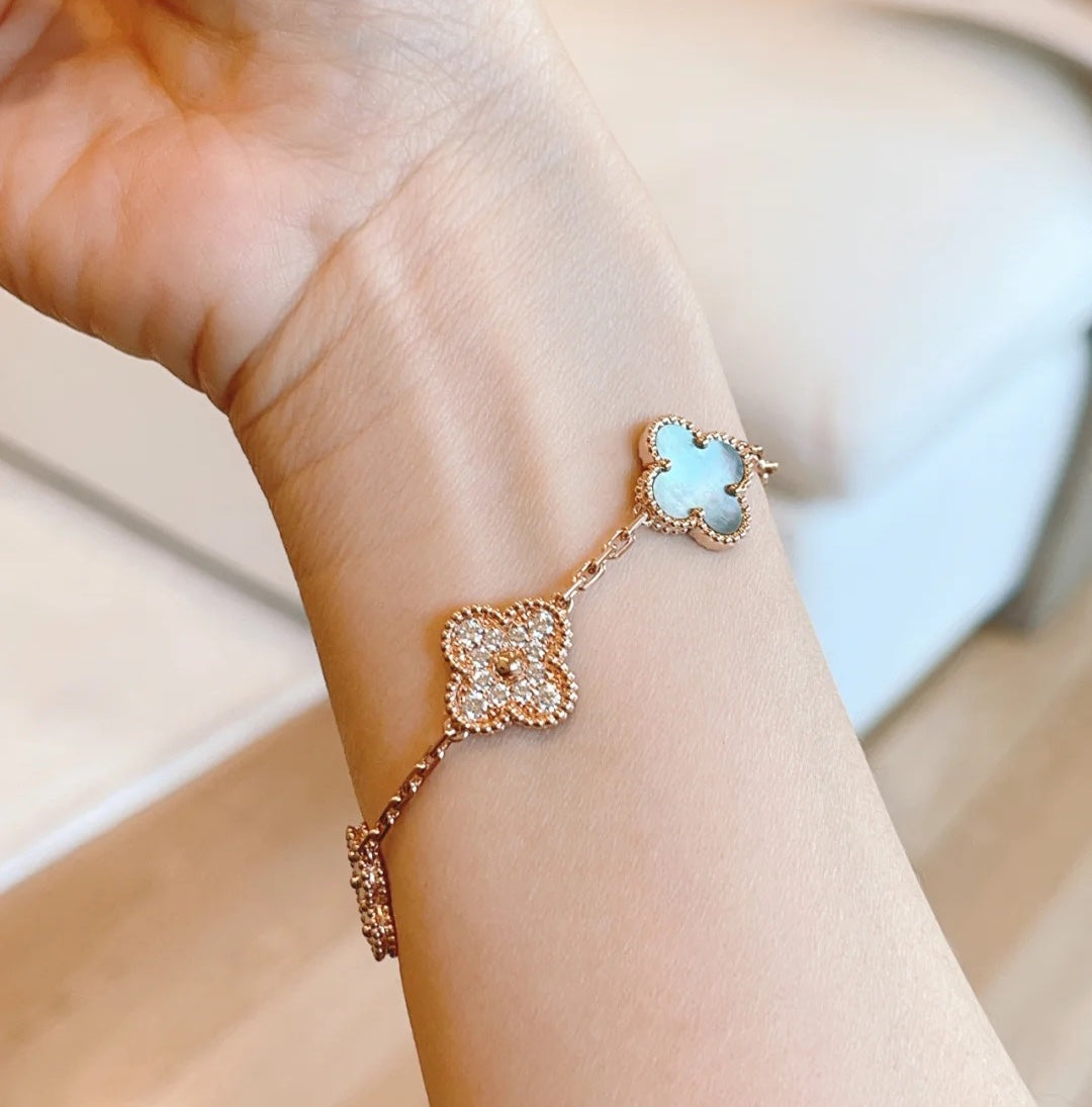 [BLUE TEARS] CLOVER 5 MOTIF GRAY MOP BRACELET COLLECTION