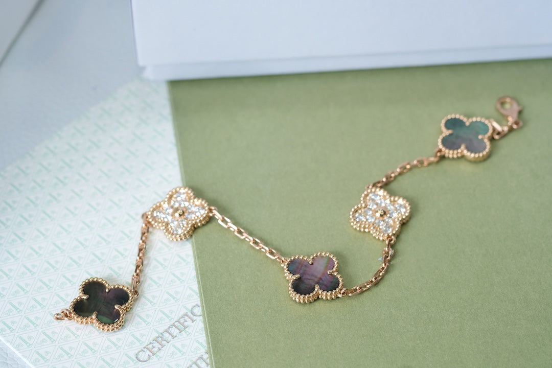 [BLUE TEARS] CLOVER 5 MOTIF GRAY MOP BRACELET COLLECTION