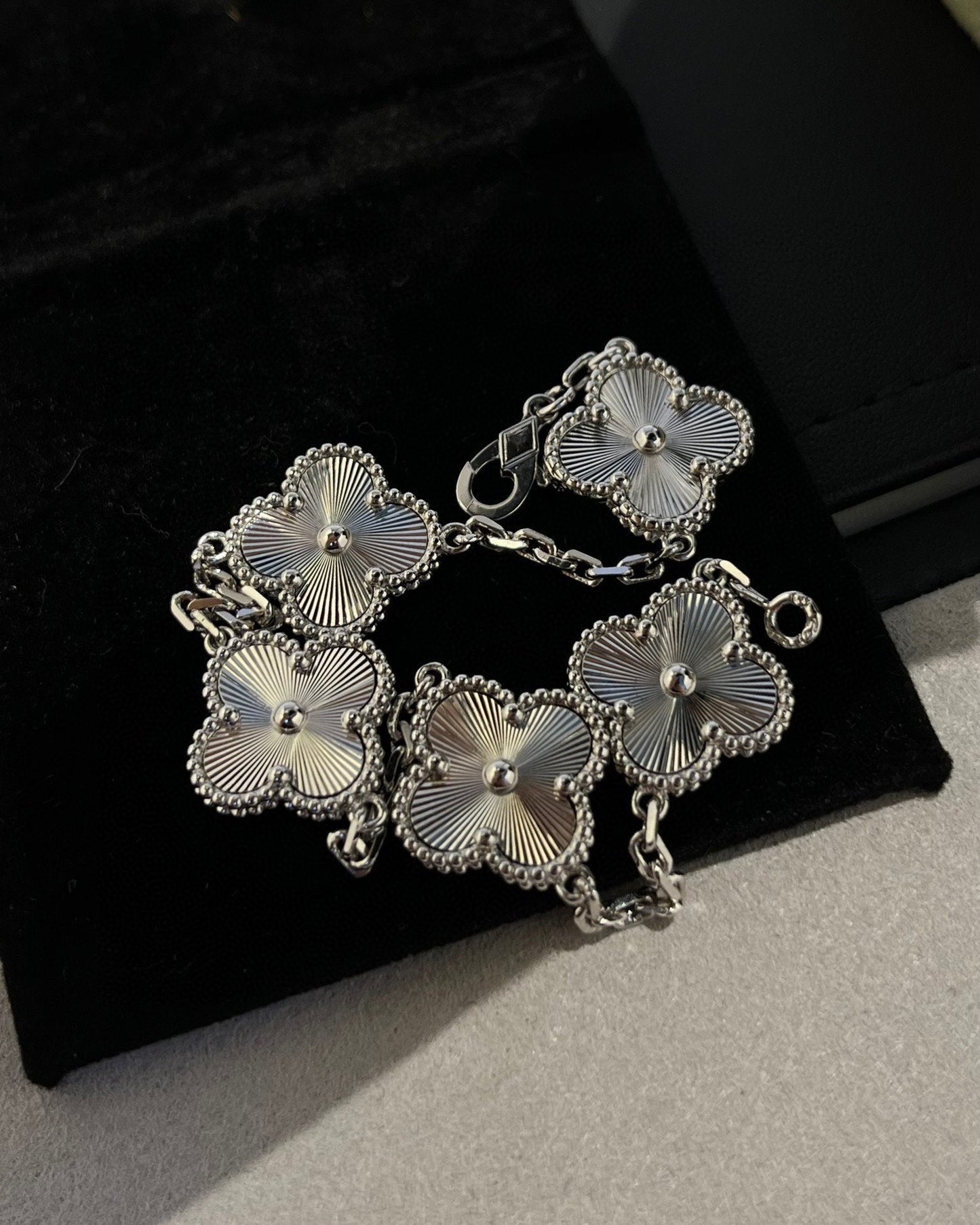 [BLUE TEARS] CLOVER 5 MOTIF LASER BRACELET COLLECTION